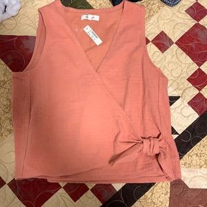 Beautiful summer top. Classy and pretty!